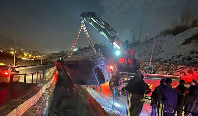 Hakkari’de bir otomobil kanala düştü: Sürücünün durumu belli oldu!