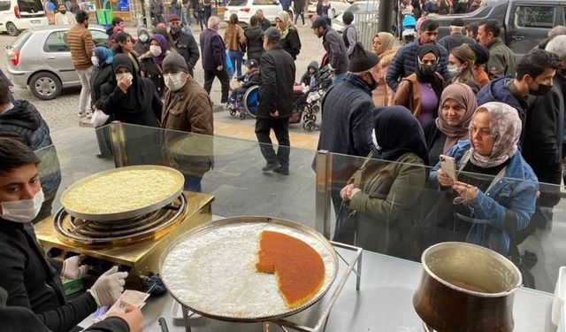 Diyarbakır’daki tatlı ilgi odağı oldu: Uzun kuyruklar oluşuyor!