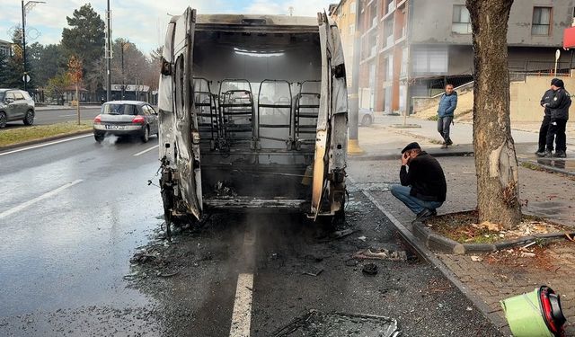 Okul servisi küle döndü: Servis şoförü çaresizce izledi!