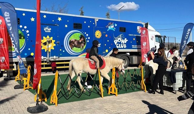 Diyarbakır’da çocuklar pony atlarla buluştu