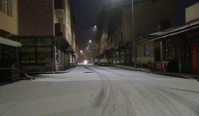 Türkiye’nin en soğuk illeri arasında: Mevsimin ilk karı düştü!
