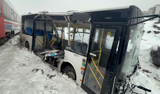 Diyarbakır’da belediye otobüsü trenle çarpıştı!