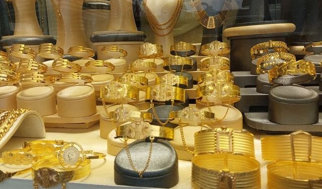 Altın haftaya düşüşle başladı: Gram, çeyrek ne kadar oldu?