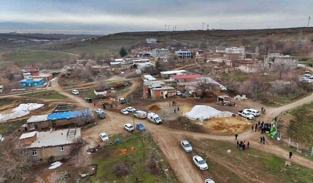 Diyarbakır’da köylüler el ele verdi: Kapalı yolu açtı!