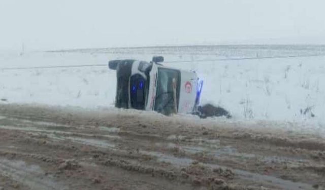 Diyarbakır'da ambulans devrildi: Yaralılar var!