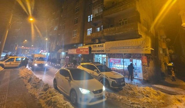 Diyarbakır’da bir binanın kolunu çatladı: Valilikten açıklama geldi!
