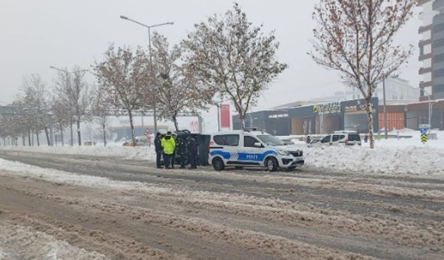 Diyarbakır’da zırhlı polis aracı devrildi!