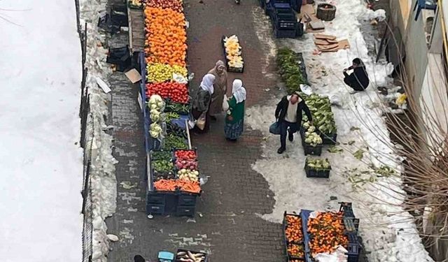 Diyarbakır’ın ilçesinde bir aydır süren kar yağışı: Semt pazarları açıldı