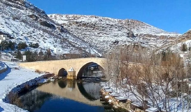 Diyarbakır’da 847 yıllık tarihi köprü: Beyazlara büründü