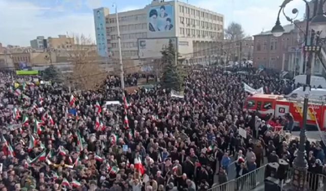 İran’da neler oluyor? Bu sefer hükümet yanlıları sokakta!