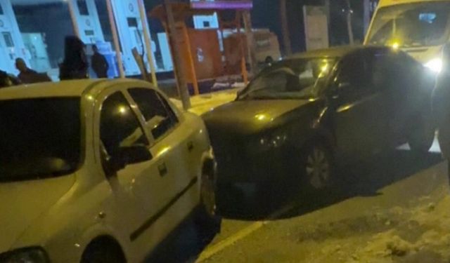 Diyarbakır'da buz tutan yolda araçlar çarpıştı: Yaralı var!