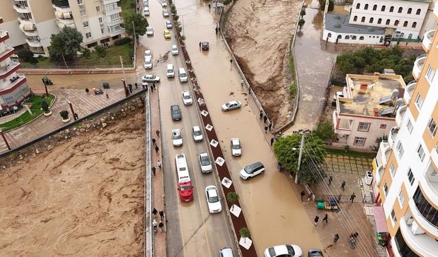 Mersin sele teslim oldu: Araçlar sel sularına kapıldı!