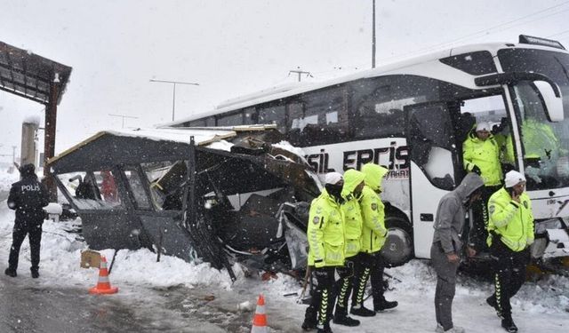 Diyarbakır’da giden yolcu otobüsü polislere çarptı: Yaralılar var!