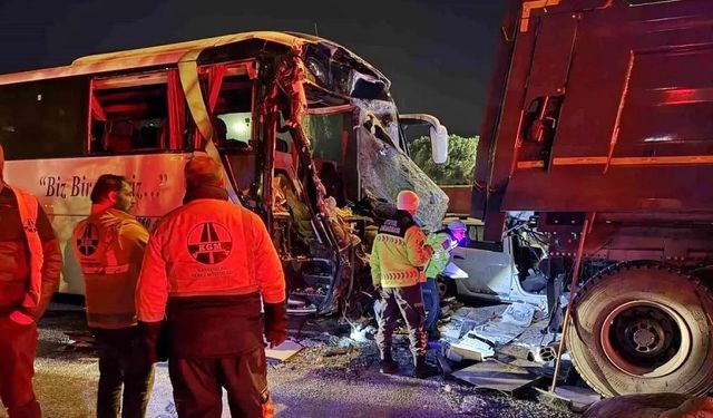 Yolcu otobüsü kaza yaptı: Ölü ve çok sayıda yaralı var!