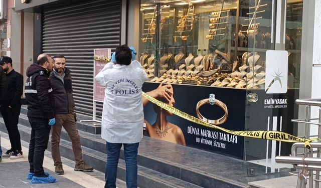 Silahlı kuyumcu soygunu: 1 kişiyi vurup çaldıkları altınlarla kaçtılar!