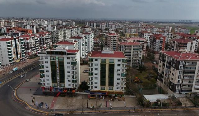 Diyarbakır’da 2 yıllık ihmal bardağı taşırdı: Araçlar kaldırımda, yayalar yolda!