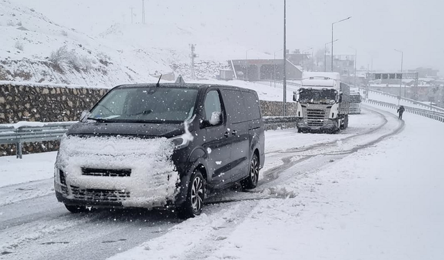 Diyarbakır karayolunda yoğun kar yağdı: Yardım bekleniyor!