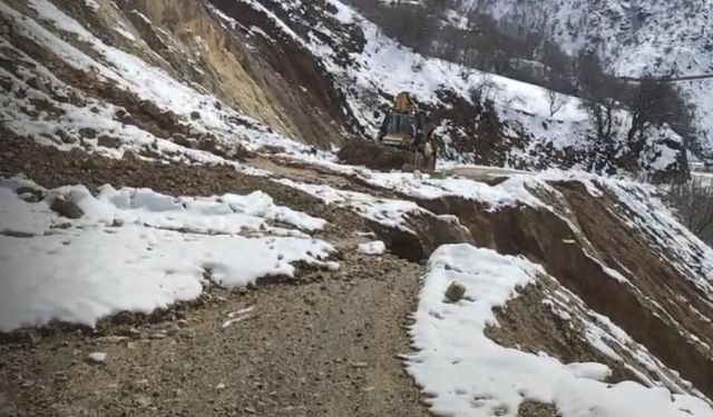 Diyarbakır’da heyelan: Kapanan yol ulaşıma açıldı