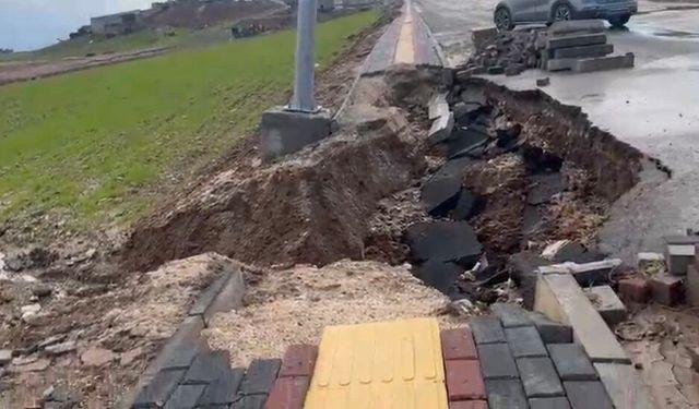 Diyarbakır'ın ilçesinde yol yarıldı: İşte o görüntüler!
