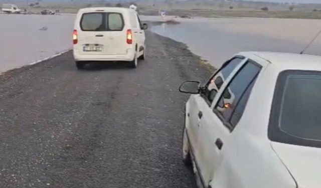 Diyarbakır’ın sağanak yağmur: Yol sular altında kaldı, araçlar mahsur kaldı