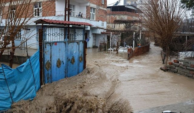 Diyarbakır’ın ilçesini sel vurdu! Evler su altında kaldı