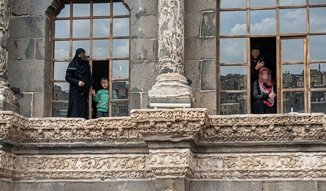 Diyarbakır Ulu Cami'de bir grup kadın, erkeklere başörtülerini attı: Sebebi ortaya çıktı!