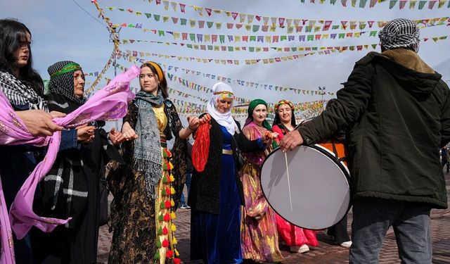 Diyarbakır'da Newroz coşkusu: Yüzbinler akın etti!