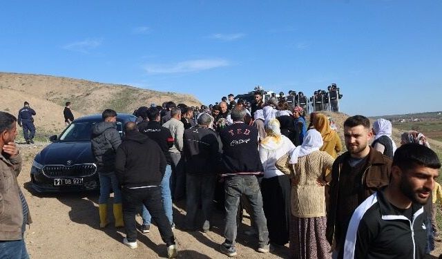 Diyarbakır’daki köyde neler oluyor? Jandarma ve köylü karşı karşıya!