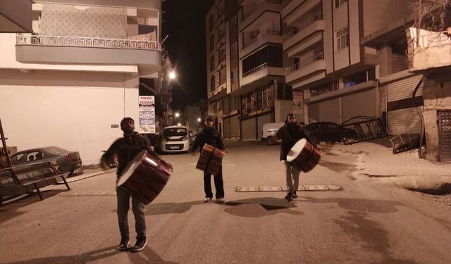 Diyarbakırlı aile 40 yıldır halay davulu ile sahura uyandırıyor