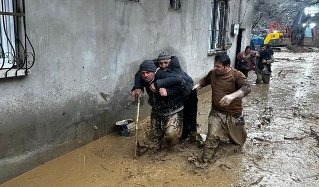 Şırnak’ta sel: Yolcular mahsur kaldı, şoför ağır yaralandı, hayvanlar öldü!