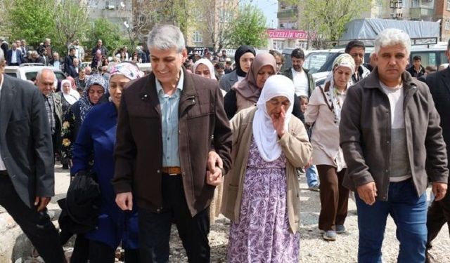34 yıl sonra tahliye edildi: Diyarbakır’da karanfillerle karşılandı