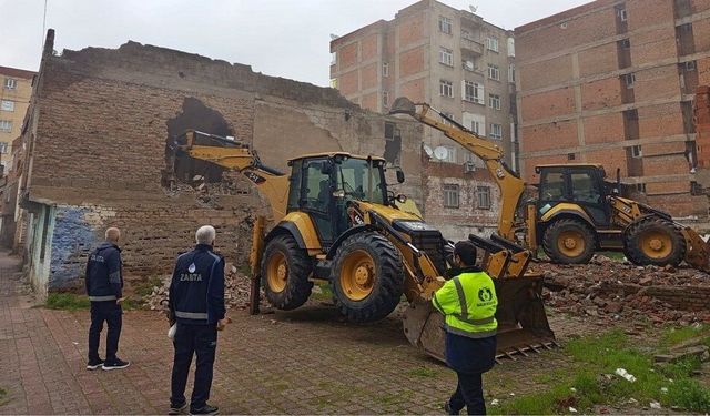 Diyarbakır’da 41 terkedilmiş ev yıkıldı: 22 tane daha yıkılacak!