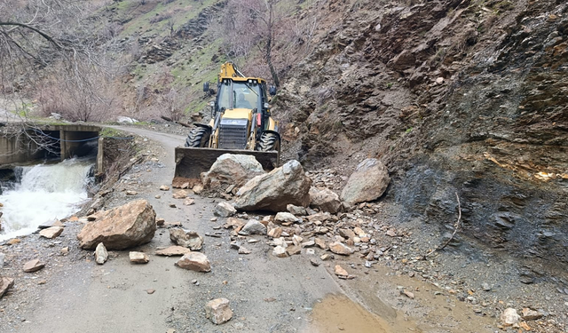 Diyarbakır'da heyelan oldu: Dev kayalar yola düştü!
