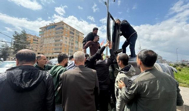 Diyarbakır’da otomobil yan yattı: Sürücü için seferber oldular!