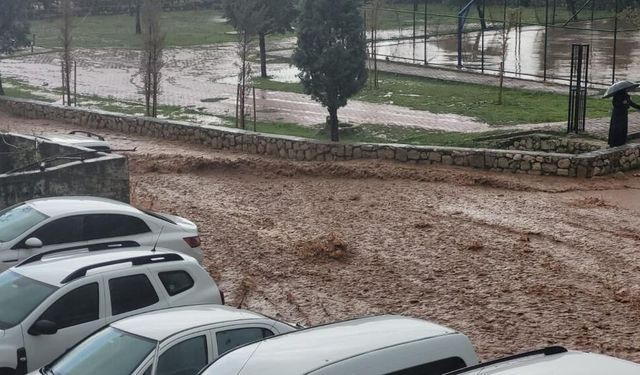 Diyarbakır’ın o ilçesini sel vurdu: Birçok araba hasar gördü!