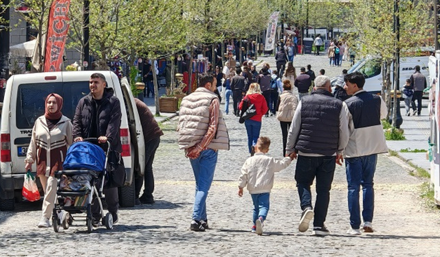 Diyarbakır’da güneşi fırsat bilenler Sur’a akın etti!