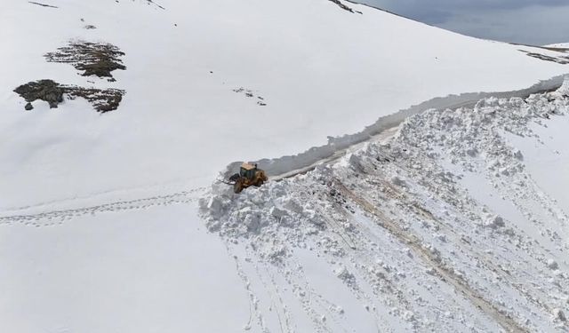 Nisan sonunda 4 metre kar yağdı: İlginç görüntüler ortaya çıktı!