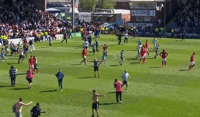 Şampiyonluk kutlarken sahaya indiler: 90+13'te gelen golle yıkıldılar!