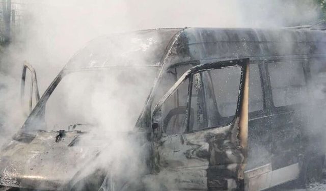 Diyarbakır'da bir minibüs küle döndü!