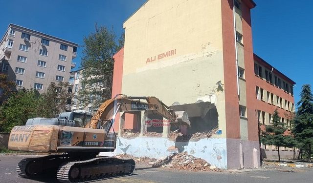 Diyarbakır’da tarihi okulda beklenen yıkım başladı!