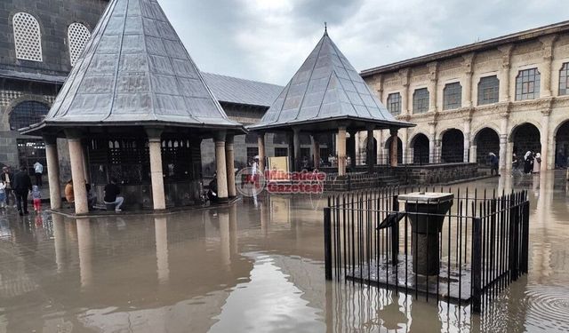 Diyarbakır Ulu Cami göle döndü: Bir kadın müdahale etti