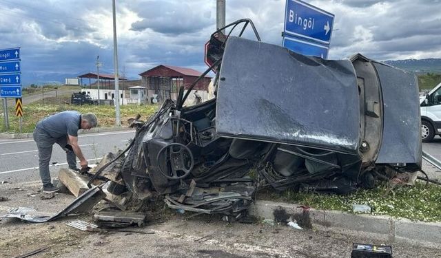 Diyarbakır yolunda kaza: Otomobil hurda oldu, yaralılar var!