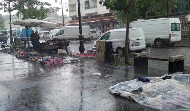Diyarbakır’da hava bir anda karardı: Dolu ve sağanak yağdı!