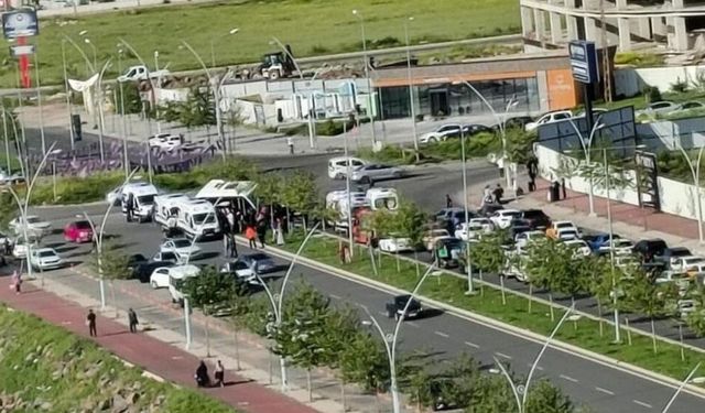 Diyarbakır'da özel halk otobüsü kaza yaptı: Çok sayıda yaralı var
