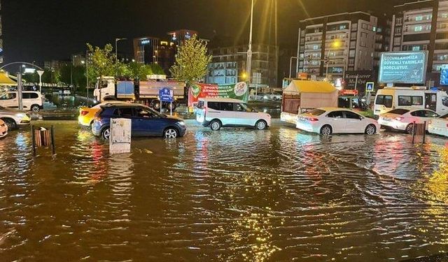 Diyarbakır'da sağanak yolları göle çevirdi