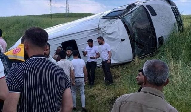 Diyarbakır’da yolcu minibüsü takla attı: Çok sayıda yaralı var!