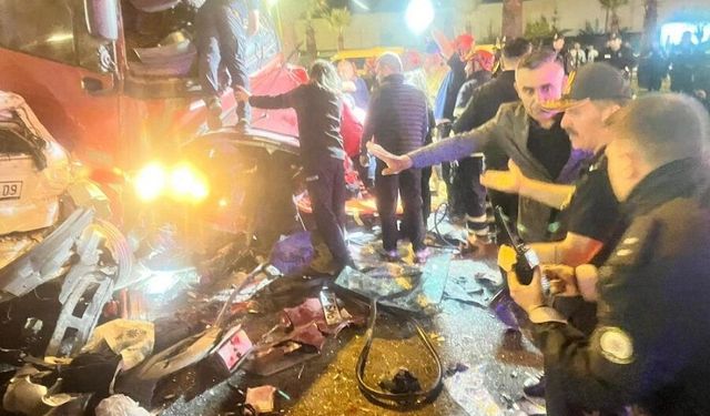 TIR faciası: İki otomobile birden çarptı 5 ölü, 6 yaralı