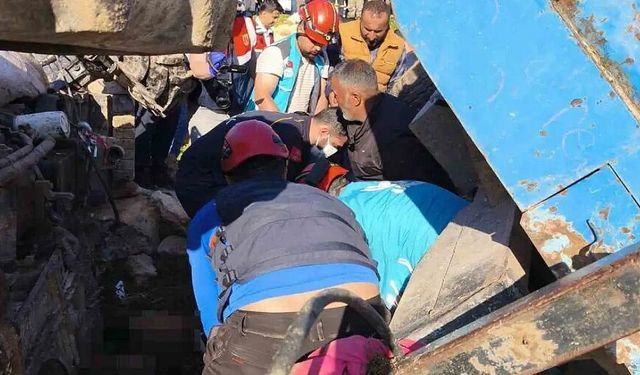 Siirt'te devrilen traktörün altında kaldılar: Ölü ve yaralılar var