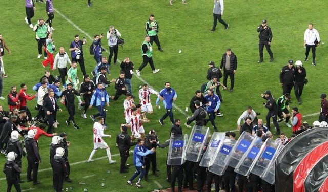 Play off gecesi olaylı bitti: Stat karıştı, sahadan polis kalkanıyla çıkabildiler