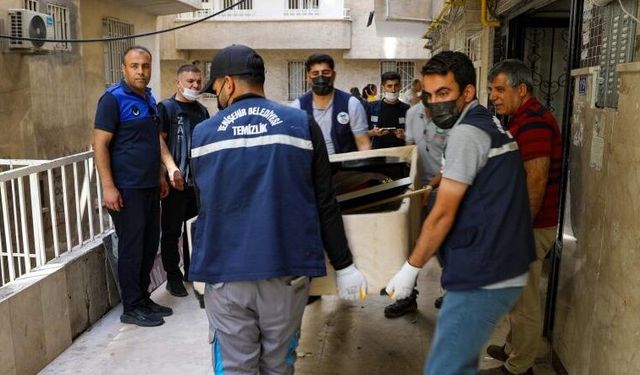 Diyarbakır'da bir apartman dairesinden 3 kamyon çöp çıkarıldı!